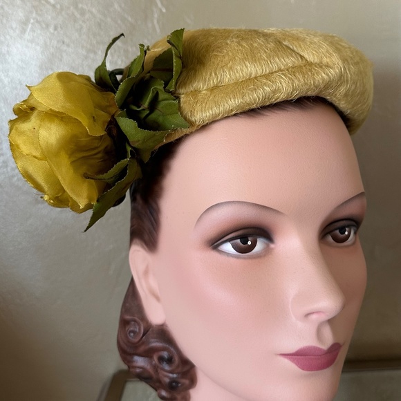 FESTIVE 1950s\' MUSTARD COLOR FURRY FELT TOQUE  WITH LARGE MATCHING FABRIC ROSE main image 14